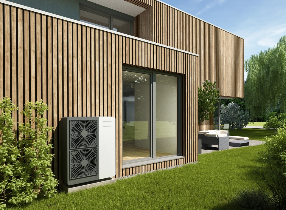 Intérieur industriel avec réseau complexe de canalisations métalliques isolées thermiquement. Tuyauteries de grand diamètre en acier inoxydable, coudes à 90 degrés, vannes de régulation et supports structurels. Installation de chauffage urbain ou système de distribution de fluides industriels. Isolation calorifuge, brides de raccordement, purgeurs automatiques visibles.