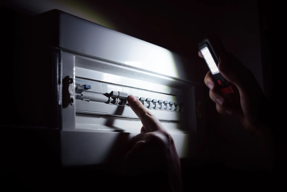 Th&egrave;me de la r&eacute;paration et de l'entretien des voitures. M&eacute;canicien &eacute;lectrique en uniforme travaillant dans le service automobile, faisant des diagnostics de voiture &agrave; l'aide d'un appareil d'obd avec ordinateur portable.