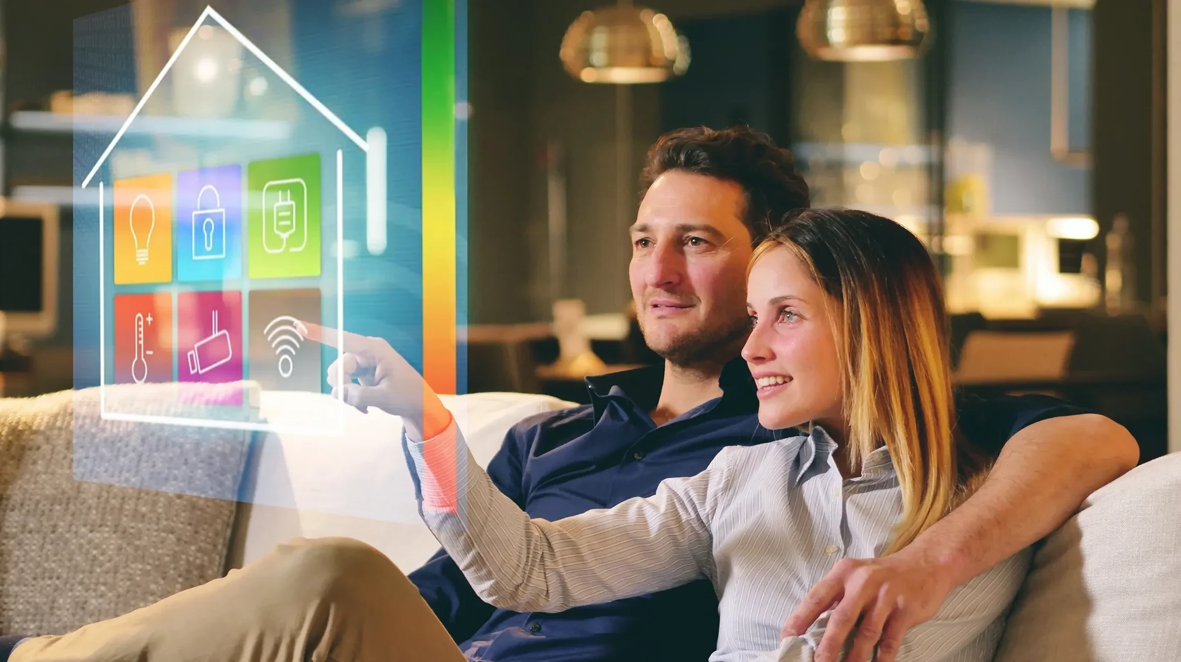 Main tenant un modèle de maison blanche dans sa paume ouverte. Interface numérique holographique circulaire avec icônes IoT : sécurité, éclairage, climatisation, surveillance. Arrière-plan bleu avec code binaire.